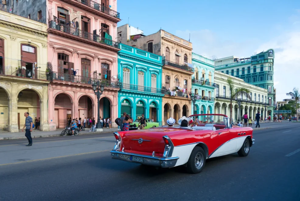 cotxe i cases colors havana cuba viatges mestres